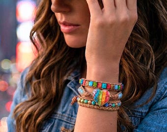 Bracelet chakra enroulé, bracelet cœur arc-en-ciel, manchette bohème colorée, bracelet superposé en cuir vegan, bijou cadeau pour elle