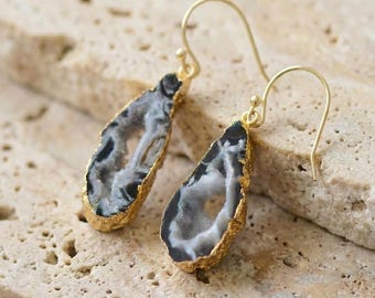 Oorbellen met zwarte onyx geode in goudkleur met een natuurstenen schijfje voor een boho-stijl die je elke dag kunt dragen.