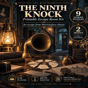 Könnte beinhalten: Ein druckbares Escape-Room-Set mit dem Titel The Ninth Knock, das eine Vintage-Laterne, einen Grammophontrichter aus Messing und verstreute Puzzleteile auf einem dunklen Holztisch zeigt. Das Set enthält 9 verknüpfte Rätsel und 2 Spielmodi.