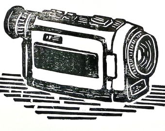 Retro camcorder linosnede, handgesneden rubberen blokprint, analoge videomuurkunst, minimalistisch retro decor, filmmaker cadeau