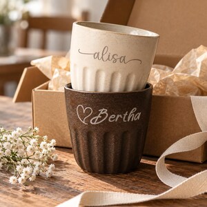 Tasse en poterie rustique personnalisée, tasse à café ou à thé en céramique fabriquée à la main avec nom personnalisé, cadeau de Noël unique pour lui, elle, amis de la famille