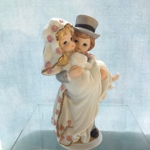 Wedding Figurine / Bridal Couple / Porcelain Wedding Figurines / Vintage Wedding / Vintage Couples / Groom Carring Bride