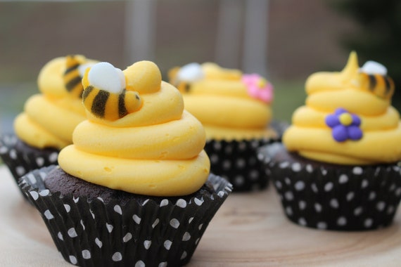Sugar Bees / 12 Bumble Bee Sugar Pieces /sugar Bee Cupcake Toppers