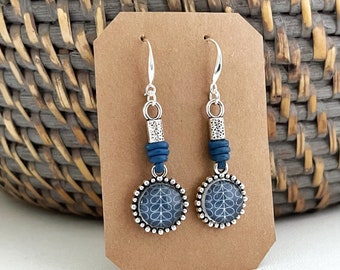 Oorbellen voor vrouwen/zilveren en lederen oorbellen/blauwe lange boho oorbellen/bungel oorbellen/handgemaakte boho oorbellen/sierlijke oorbellen