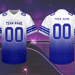 Pu&ograve; includere: Maglia da football bianca e blu. Il davanti mostra "TEAM NAME" e il numero "00". Il retro ha "YOUR NAME" e "00". Strisce blu adornano le maniche. La maglia ha uno scollo a V.