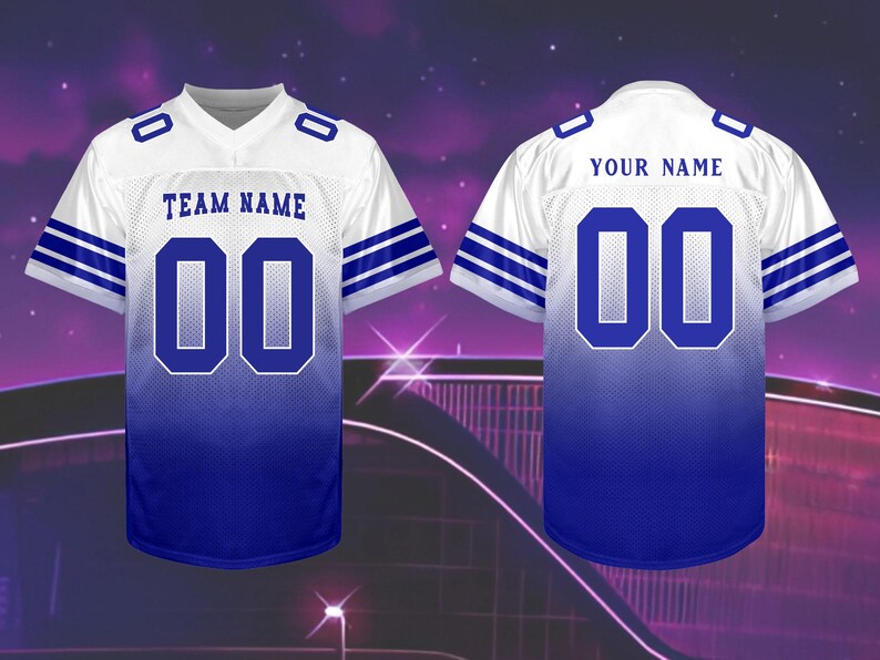 Pu&ograve; includere: Maglia da football bianca e blu. Il davanti mostra "TEAM NAME" e il numero "00". Il retro ha "YOUR NAME" e "00". Strisce blu adornano le maniche. La maglia ha uno scollo a V.