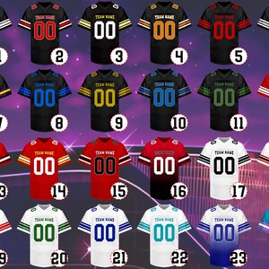 Pu&ograve; includere: Una collezione di ventiquattro maglie da football americano, ognuna con una combinazione di colori e un design unici. Le maglie presentano il numero "00" e il testo "TEAM NAME". I colori includono nero, rosso, bianco, blu, verde e giallo.
