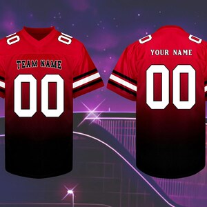 Pu&ograve; includere: Maglia da football rossa e nera con dettagli bianchi. La maglia presenta il numero "00" in bianco, insieme al testo "TEAM NAME" sul davanti e "YOUR NAME" sul retro. La maglia ha un design a scollo a V.