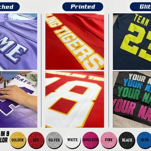 Pu&ograve; includere: Immagini di maglie personalizzate con diversi metodi di applicazione del testo: cucito, stampato e glitterato. Le maglie cucite hanno nomi ricamati. Le maglie stampate mostrano nomi e numeri della squadra. Le opzioni glitter offrono vari colori per nomi e numeri. Disponibile in 9 colori glitter.
