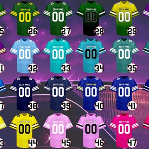 Pu&ograve; includere: Una collezione di maglie da football americano in vari colori, tra cui verde, giallo, viola, blu e rosa. Ogni maglia presenta il numero "00" e spazio per il nome della squadra. Le maglie sono disposte in file e colonne, numerate da 25 a 48.