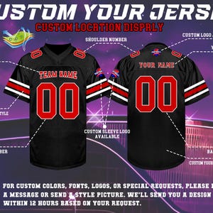 Pu&ograve; includere: Maglia da football nera con dettagli rossi e bianchi. La maglia mostra "TEAM NAME" e il numero "00" sul davanti e sul retro. L'immagine include anche il testo "CUSTOM YOUR JERSEY".