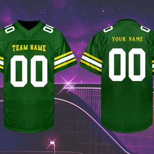 Pu&ograve; includere: Maglia da football verde con numeri e scritte bianche. La maglia ha strisce oro e bianche sulle maniche. La parte anteriore della maglia dice "TEAM NAME" e il retro dice "YOUR NAME".