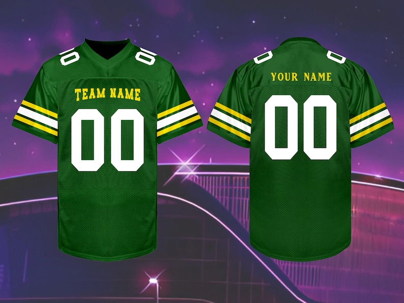 Pu&ograve; includere: Maglia da football verde con numeri e scritte bianche. La maglia ha strisce oro e bianche sulle maniche. La parte anteriore della maglia dice "TEAM NAME" e il retro dice "YOUR NAME".