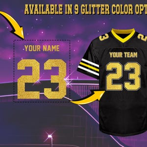 Pu&ograve; includere: Maglia da football nera con numeri e testo glitterati dorati. La maglia ha dettagli gialli e bianchi. L'immagine mostra un'anteprima della maglia con il testo "YOUR NAME" e "YOUR TEAM" e il numero "23". Disponibile in 9 opzioni di colore glitter.