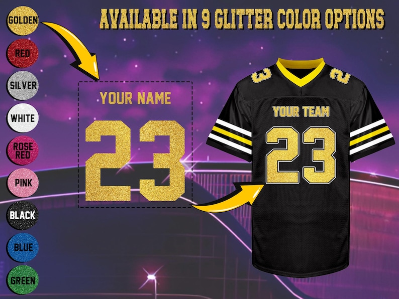 Pu&ograve; includere: Maglia da football nera con numeri e testo glitterati dorati. La maglia ha dettagli gialli e bianchi. L'immagine mostra un'anteprima della maglia con il testo "YOUR NAME" e "YOUR TEAM" e il numero "23". Disponibile in 9 opzioni di colore glitter.