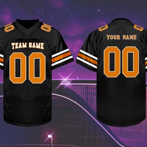 Pu&ograve; includere: Maglia da football nera con dettagli arancioni e bianchi. La maglia presenta la scritta "TEAM NAME" e il numero "00" sul davanti. Il retro della maglia riporta la scritta "YOUR NAME" e il numero "00".