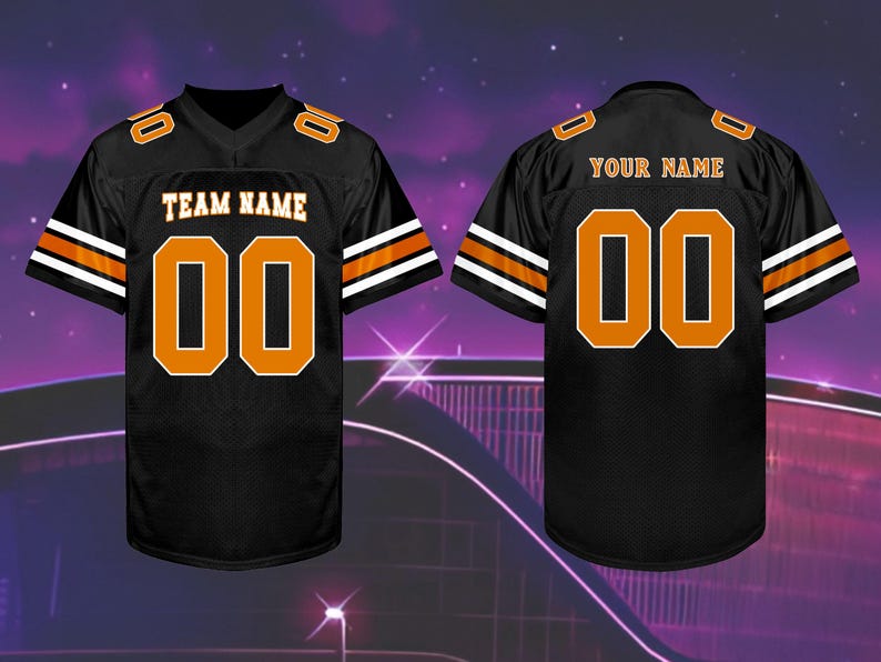 Pu&ograve; includere: Maglia da football nera con dettagli arancioni e bianchi. La maglia presenta la scritta "TEAM NAME" e il numero "00" sul davanti. Il retro della maglia riporta la scritta "YOUR NAME" e il numero "00".