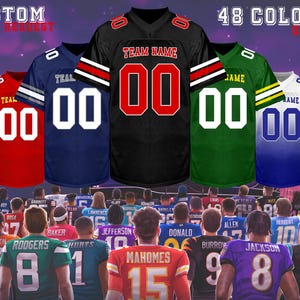 Pu&ograve; includere: Una collezione di maglie da football americano personalizzabili in vari colori, con il testo "CUSTOM ANY REQUEST" e "48 COLORS OPTIONS". Le maglie presentano il numero "00" e nomi di squadre. Una folla di giocatori di football americano &egrave; visibile sullo sfondo.