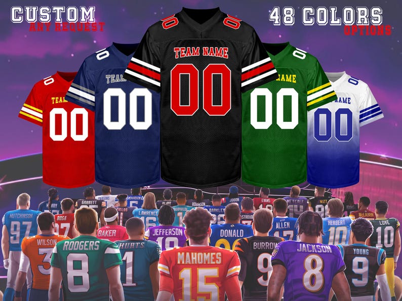 Pu&ograve; includere: Una collezione di maglie da football americano personalizzabili in vari colori, con il testo "CUSTOM ANY REQUEST" e "48 COLORS OPTIONS". Le maglie presentano il numero "00" e nomi di squadre. Una folla di giocatori di football americano &egrave; visibile sullo sfondo.