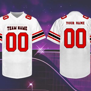 Pu&ograve; includere: Maglia da football bianca con dettagli rossi e neri. La maglia presenta il numero "00" in rosso sul davanti e sul retro, con "TEAM NAME" e "YOUR NAME" stampati sopra. Le maniche hanno strisce nere e rosse.