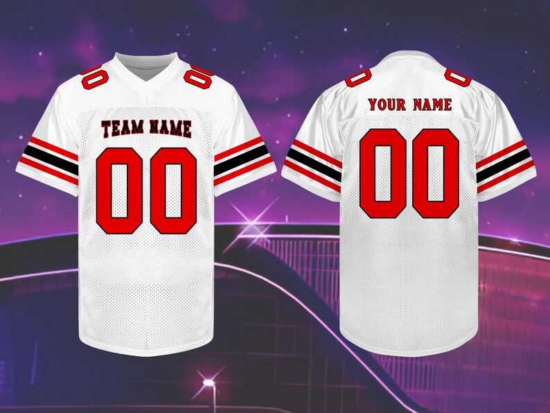 Pu&ograve; includere: Maglia da football bianca con dettagli rossi e neri. La maglia presenta il numero "00" in rosso sul davanti e sul retro, con "TEAM NAME" e "YOUR NAME" stampati sopra. Le maniche hanno strisce nere e rosse.