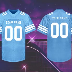 Pu&ograve; includere: Maglia da football azzurra con strisce bianche sulle maniche e il numero "00" in bianco. La parte anteriore della maglia recita "TEAM NAME" sopra il numero. La parte posteriore della maglia recita "YOUR NAME" sopra il numero.