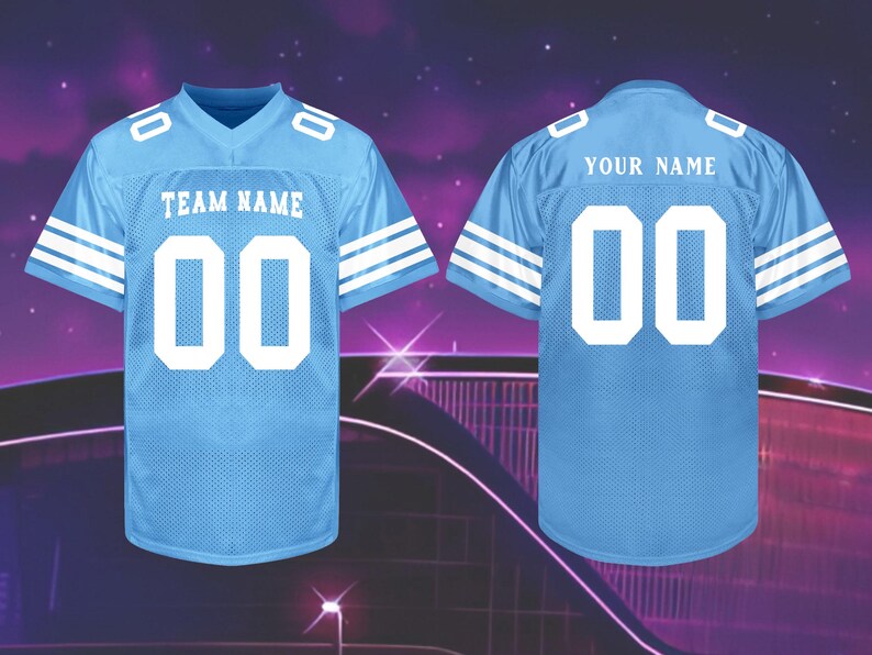 Pu&ograve; includere: Maglia da football azzurra con strisce bianche sulle maniche e il numero "00" in bianco. La parte anteriore della maglia recita "TEAM NAME" sopra il numero. La parte posteriore della maglia recita "YOUR NAME" sopra il numero.