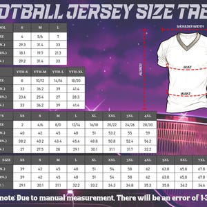 Pu&ograve; includere: Tabella delle taglie delle maglie da calcio con misure per bambini in et&agrave; prescolare, ragazzi, donne e uomini. Include misure di petto, lunghezza e fianchi in cm. Un grafico di maglia bianca illustra i punti di misurazione.