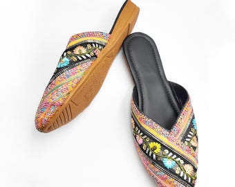 Embroidered Floral Mojari Flats: Jaipur Jutti Style, Bohemian Sandals