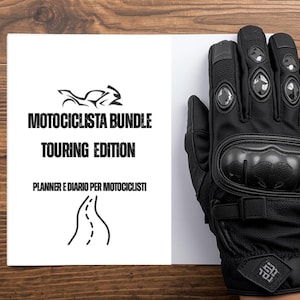 May include: Black motorcycle gloves with protective padding and a white card with the text "MOTOCICLISTA BUNDLE TOURING EDITION" and "PLANNER E DIARIO PER MOTOCICLISTI" on a wooden surface.