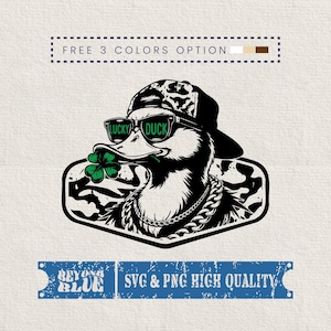 Könnte beinhalten: Schwarz-weiße Grafik einer Ente mit Sonnenbrille mit der Aufschrift "Lucky Duck" und einer Baseballkappe rückwärts. Die Ente hat eine goldene Kette und ein grünes Kleeblatt im Schnabel. Der Text "FREE 3 COLORS OPTION" und "SVG & PNG HIGH QUALITY" ist enthalten.