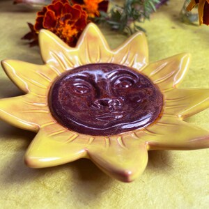 Sunface Dish, sunflower, catchall, jewelry, ring holder, ring dish, soap dish, teabag holder, spoonrest, sunflower dish imagem 5