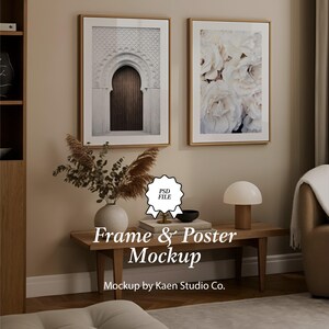 Könnte beinhalten: Zwei gerahmte Kunstdrucke mit goldenen Rahmen hängen an einer beigefarbenen Wand. Einer zeigt ein weißes Architekturdesign, der andere weiße Rosen. Eine Holzbank trägt eine Vase mit getrockneten Pflanzen, eine Lampe und Bücher. Der Text "Frame & Poster Mockup" ist sichtbar.