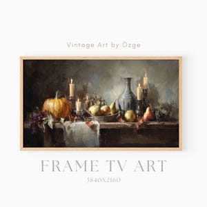 Könnte beinhalten: Gerahmtes Stillleben-Gemälde mit Kürbis, Früchten, Kerzen und einer Vase. Das Kunstwerk hat eine Vintage-Ästhetik mit dem Text "Vintage Art by Özge" und "FRAME TV ART". Die Auflösung beträgt 3840x2160.