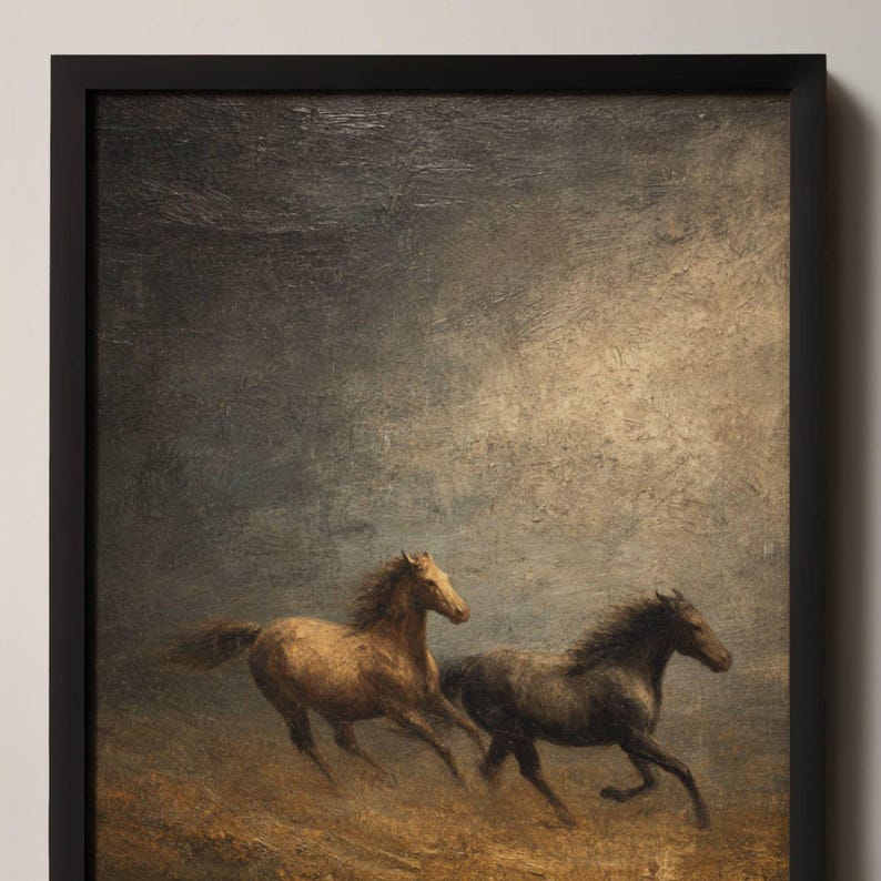 Op de afbeelding: Een ingelijst kunstwerk met twee paarden die over een veld rennen. De paarden zijn geschilderd in bruine en zwarte tinten, met een textuur, vintage stijl. De achtergrond is een gedempte, bewolkte lucht.