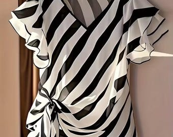 Gestreepte zwart-witte blouse met V-hals, korte mouwen en strikceintuur. Casual, trendy en stijlvol.