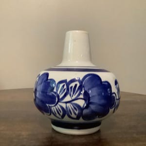 Vintage Budvas krämfärgad glansig med blått blommönster. Heminredning, födelsedagspresent.