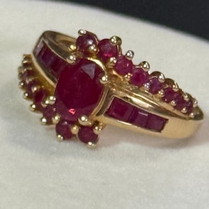 Red Ruby Vintage Oval With Layered Rubies On Either Side 14 Karet Gold Ring    Bold, Elegant, Beautiful, Stunning.  HUGE DISCOUNT.