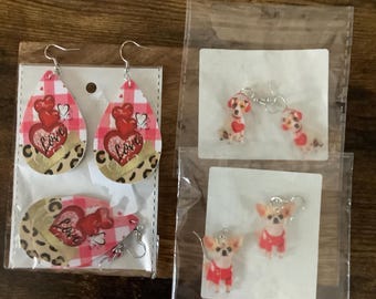 VENTE.  Quatre paires de pendants d'oreilles en acrylique.   Chihuahua, chien avec un casque, coeur, amusant, mignon, fantaisiste, décontracté, adolescent
