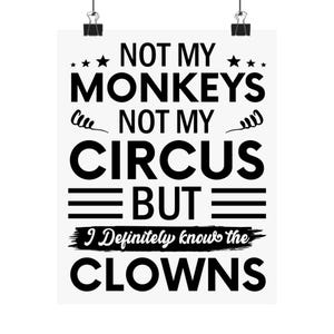 Può includere: Un poster rettangolare bianco con testo nero che recita NOT MY MONKEYS NOT MY CIRCUS BUT I Definitely know the CLOWNS. Il design include stelle nere, ghirigori decorativi e linee orizzontali, il tutto appeso tramite due clip metalliche nere.