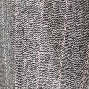 Peut inclure: Gros plan sur un tissu textur&eacute; avec un motif en chevrons dans des tons de gris et de noir. De fines rayures verticales rose clair traversent le motif, ajoutant un contraste subtil. Le tissu semble &ecirc;tre tiss&eacute;, sugg&eacute;rant un produit textile.