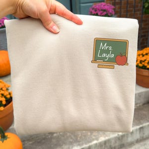 名前入りの先生用スウェットシャツ | 先生用カスタムクルーネック | かわいい先生へのギフト | 黒板入り先生用シャツ | 先生用カスタムセーター