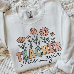 Gepersonaliseerde lerarensweater met naam | Custom bloemen leraar ronde hals | Leuk lerarencadeau | Leraarshirt bloemen | Lerarensweater