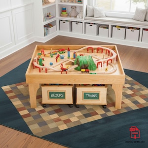 Puede incluir: Una mesa de tren de madera con una vía férrea incorporada, bloques de madera y una montaña verde. La mesa tiene dos contenedores de almacenamiento etiquetados como "BLOCKS" y "TRAINS". La mesa está sobre una alfombra estampada.