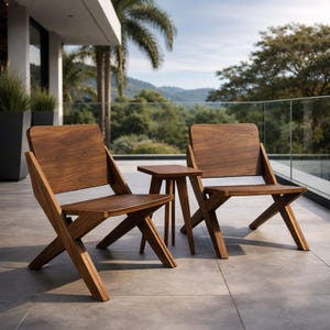 Puede incluir: Dos sillas bajas de madera con acabado marrón oscuro y una pequeña mesa auxiliar cuadrada a juego. Las sillas cuentan con patas inclinadas y un respaldo sólido, mientras que la mesa tiene cuatro patas rectas, todo sobre un suelo de baldosas.