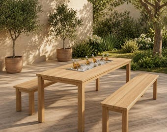 Può includere: Un tavolo da pranzo rettangolare in legno marrone chiaro per esterni con due panche abbinate. Il tavolo presenta una vaschetta centrale in metallo integrata riempita di ghiaccio e diverse bottiglie di vetro, posizionato su una terrazza.