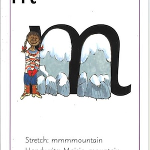 Puede incluir: Tarjeta educativa con la letra "m" y una ilustración de montaña. Una niña de dibujos animados está de pie junto a la letra. El texto de la tarjeta dice "Stretch: mmmmountain" y "Handwrite: Maisie, mountain, mountain."
