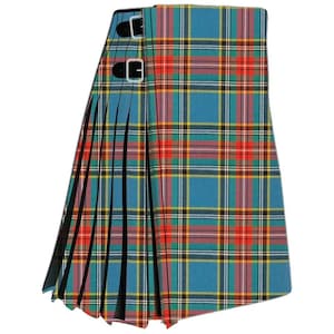 Puede incluir: Un kilt a cuadros azul, rojo y amarillo con hebillas negras. El kilt presenta un diseño plisado tradicional y está hecho de tela tejida. El patrón a cuadros incluye una mezcla de colores, creando un aspecto vibrante y llamativo.
