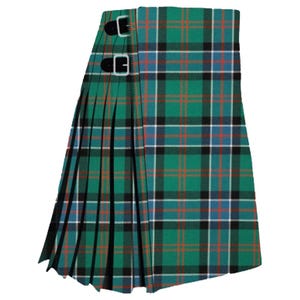 Puede incluir: Un kilt verde a cuadros con detalles en negro, azul y rojo. El kilt presenta pliegues y dos correas de cuero con hebillas plateadas. La prenda escocesa tradicional está hecha de tela tejida.