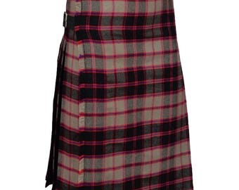 Puede incluir: Un kilt tradicional con un diseño de cuadros escoceses. El kilt presenta un patrón de cuadrados negros, rojos y beige. Tiene una construcción plisada y se sujeta con dos correas de cuero negro con hebillas plateadas. El kilt está hecho de tela gruesa.